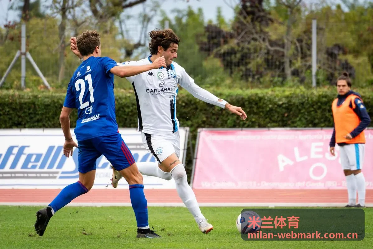 米兰体育青训守门员教练进行专项训练